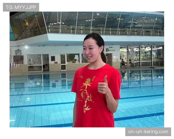 球员赛后交换泳帽传统延续，展现体育精神