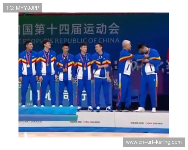 家校联赛颁奖现感人一幕：孩子为父母戴奖牌